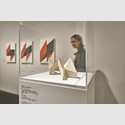 Ausstellungsansicht 'In die dritte Dimension. Raumkonzepte auf Papier vom Bauhaus bis zur Gegenwart'. Foto: Städel Museum