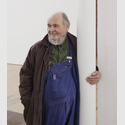 Carl Andre beim Ausstellungsaufbau in Beacon, New York. Photo: Bill Jacobson Studio, New York