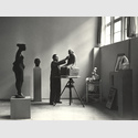 // Gustav Seitz in seinem Atelier in der Akademie der Künste, Berlin, Pariser Platz, 1957, bei der Arbeit am Gipsmodell zum Kollwitz-Denkmal © Gustav Seitz Stiftung, Hamburg 