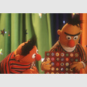 Ernie & Bert mit Kronkorkensammlung © NDR/Studio Hamburg